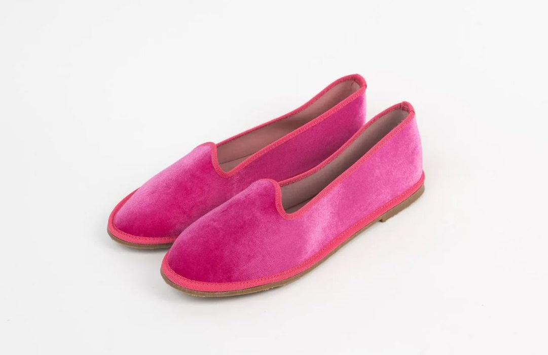 Friulane in velluto. Outfit e modelli top del trend scarpe 2023 Friulane in velluto. Outfit e modelli top del trend scarpe 2023